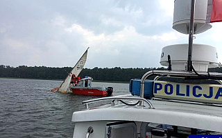 Policja uratowała cztery osoby na jeziorze Roś